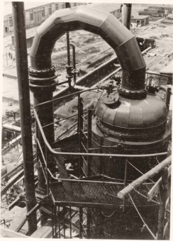 “Picture 5 shows the topmost part of the distillation column with its pipelines. You can see the vertical ladder and the safety cage for the ladder. The railing around the upper platform is bolted on so that no dangerous welding work has to be done at these places.”'(Photo 1943/44, description by I.G. Farben defense counsel, Wollheim lawsuit, 1955)'© Central State Archive of Hesse (records of Wollheim lawsuit)